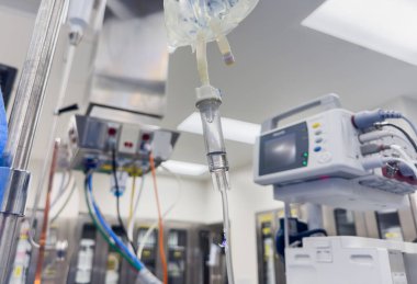 Laboratuvarda boş ilaç şişeleri var..