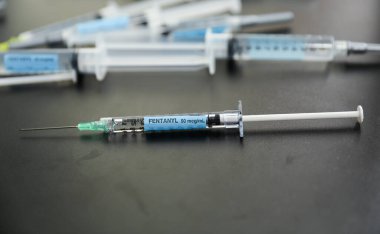 İğne ve mavi sıvıyla tıbbi şırınga