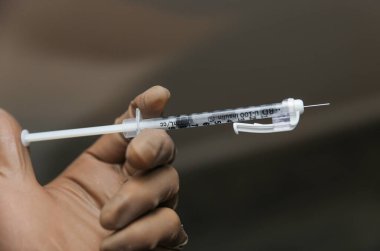 İğne için şırınga tutan hemşire.