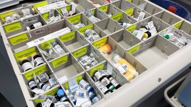 Eczanenin eczanesi için bir sürü farklı ilaç.