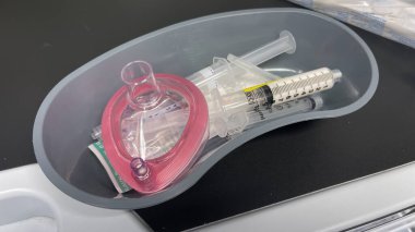 Bir laboratuarda tıbbi bir aletin sterilizasyonuna yakın çekim.