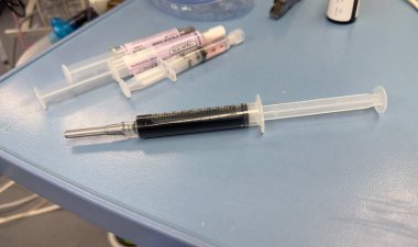 Tıbbi şırınga ve kan testi için kanlı bir iğne.