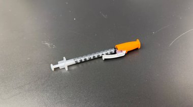 Beyaz arka planda bir şırınga