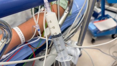 Hastanedeki hastaların ellerini kapatın.