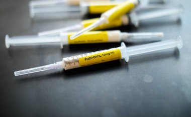 Siyah arkaplanda şırınganın yakın görünümü