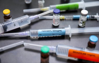 Coronavirus covid - 2019, Coronavirus aşısı ile şırınga ve ampul.