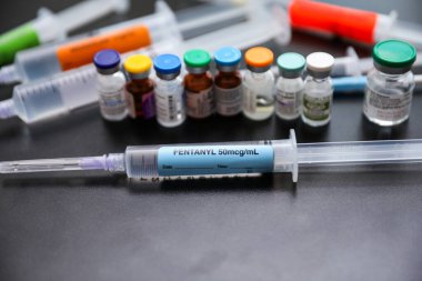 Aşılı tıbbi şırınga, tıbbi halkalar, şırınga ve iğne. Coronavirus covid - 19 Aşı.