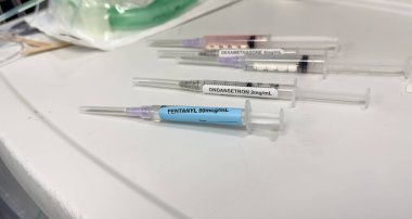 Tahta bir masaya şırınga ve beyaz kan testi yapın.