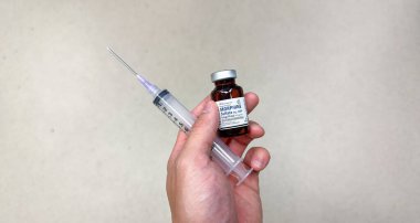 Hastane ortamında steril bir yüzey üzerinde duran temiz sıvıyla dolu tıbbi bir şırınganın yakın çekimi. Sağlık, ilaç ve tedaviyi sembolize eder. Hassasiyet, bakım ve iyileşmeyi temsil eder.