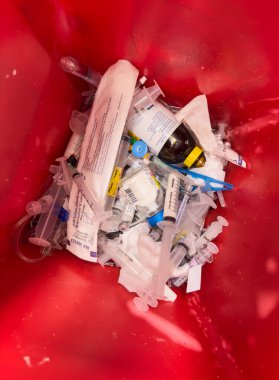 Beyaz arkaplanda renkli tıbbi malzemelerin görüntüsünü kapat