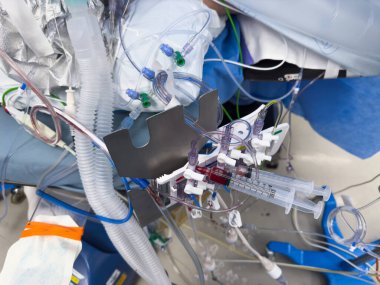 Hastane ortamında steril bir yüzey üzerinde duran temiz sıvıyla dolu tıbbi bir şırınganın yakın çekimi. Sağlık, ilaç ve tedaviyi sembolize eder. Hassasiyet, bakım ve iyileşmeyi temsil eder.