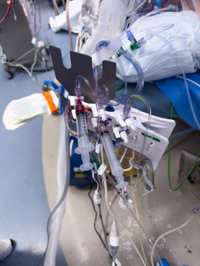 Hastane ortamında steril bir yüzey üzerinde duran temiz sıvıyla dolu tıbbi bir şırınganın yakın çekimi. Sağlık, ilaç ve tedaviyi sembolize eder. Hassasiyet, bakım ve iyileşmeyi temsil eder.