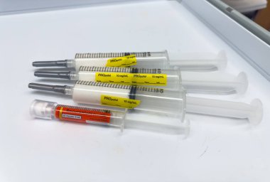 Şırıngalar ve bir sürü farklı boyutlarda.