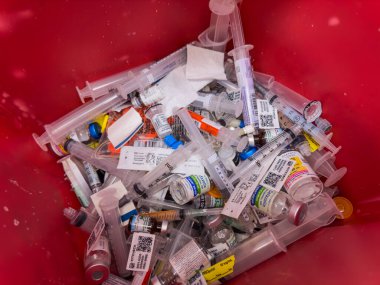 Uyuşturucu tedavisi için plastik bir kapta çok farklı şırıngalar.