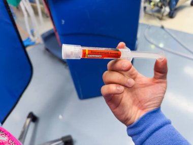 Aşıyla şişeyi tutan el..