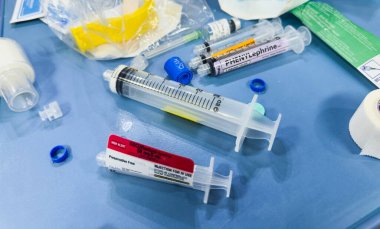 Coronavirus aşısı ve şırınga.