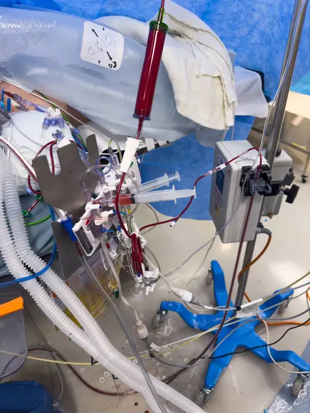 Hastane ortamında steril bir yüzey üzerinde duran temiz sıvıyla dolu tıbbi bir şırınganın yakın çekimi. Sağlık, ilaç ve tedaviyi sembolize eder. Hassasiyet, bakım ve iyileşmeyi temsil eder.