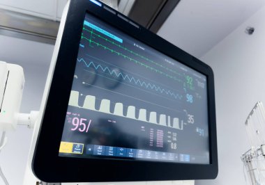 Klinikteki modern ekipmanlı tıbbi monitör.