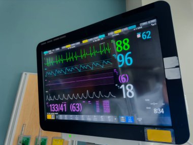 Modern bir monitörü kalp ekranı ile kapatın.