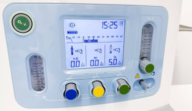 Hastane odasında dijital aygıt.