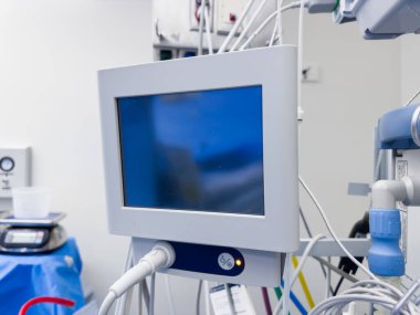 Klinikte modern diş aletleri.