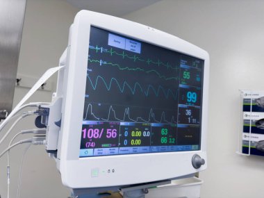 Boş bir hastanenin içinde.