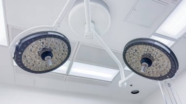 Ameliyat odasında cerrahi lambalar