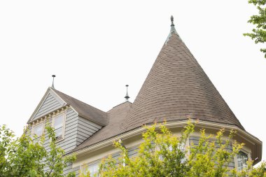 Çatı kiremitli eski ahşap bina