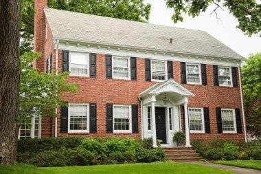 Kırmızı tuğla duvarlı eski tuğla ev