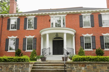 Washington DC 'nin tarihi merkezinde beyaz tuğlalı taş bina.