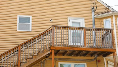 Yeni evde ahşap merdivenler ve merdivenler.