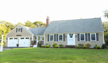 İki pencereli beyaz ahşap ev