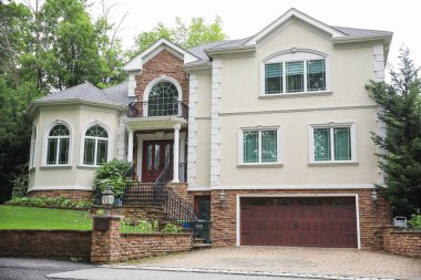 Ülkede lüks bir ev.