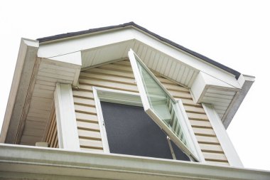 Modern bir evin beyaz ahşap penceresi.