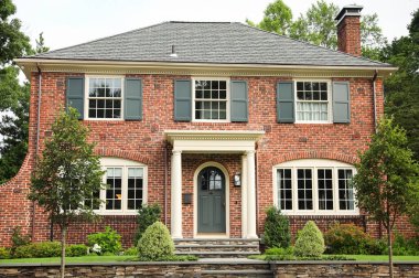 Tuğla duvar ve taşlı lüks bir ev.