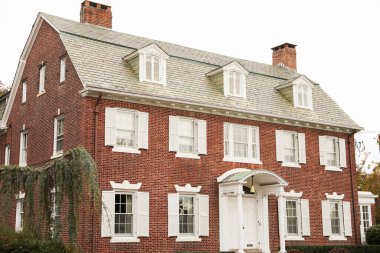New Hampshire 'ın tarihi şehir merkezindeki tarihi eski koloni binası. sonbahar zamanı.