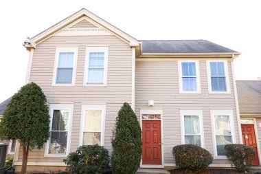 Pencereli beyaz tuğla ev, tuğla duvar