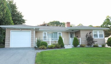 Beyaz ve gri tuğlalı çatılı modern ev dışı, beyaz ve gri renkli.