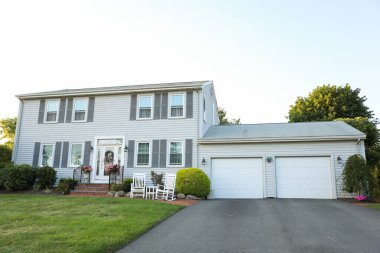 İki garajı olan yeni bir ev