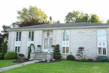 Yeşil tuğlalı duvar ve pencereli yeni ev