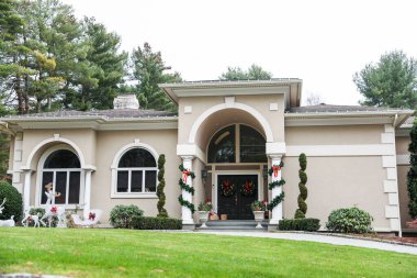 Güzel beyaz Noel süslemeleri olan yeni bir ev.