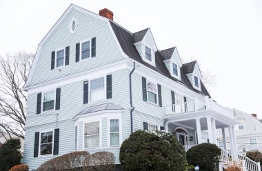 Mavi gökyüzü olan beyaz bir ev