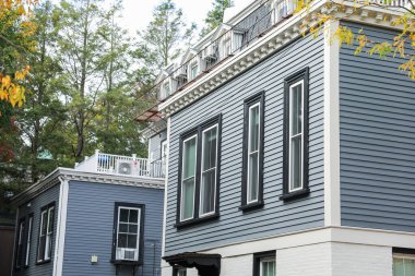 Siyah beyaz boyalı beyaz tuğlalı ev.