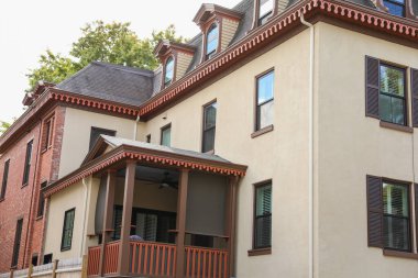 İki pencereli tuğla ev