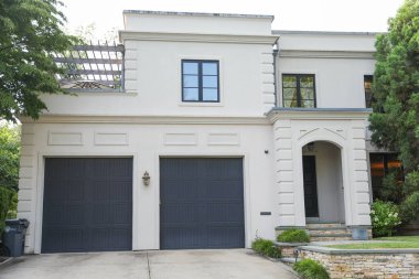 Garajlı lüks bir ev.