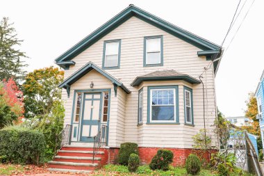 Kırmızı tuğlalı güzel beyaz bir ev.