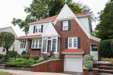 Banliyödeki güzel beyaz ve mavi tuğlalı evler, New Jersey, ABD.