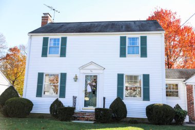 New Hampshire 'daki tarihi köyde beyaz bir ev..