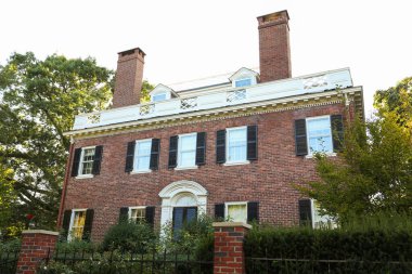 Şehirdeki eski tuğla ev.