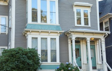 Şehirdeki eski ahşap ev.